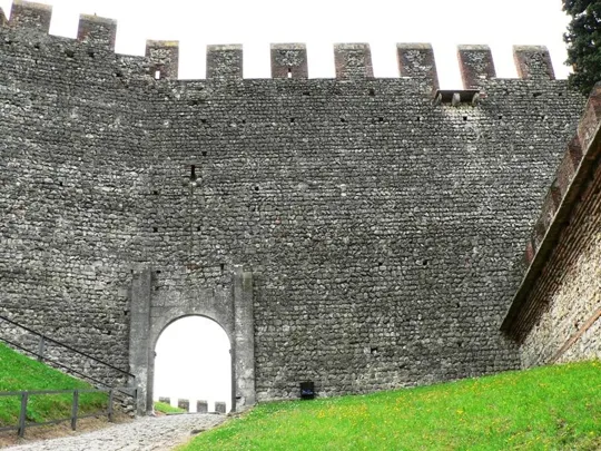 Castello di Soave - Passaggio al secondo giardino