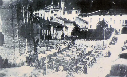 Marostica 1917 - Autocarri porta acqua nei pressi del sagrato di Sant'Antonio