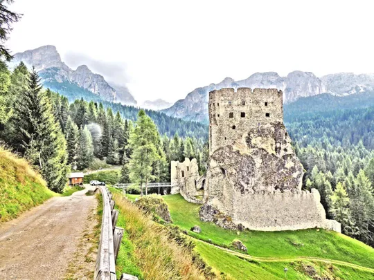l Castel d'Andraz lungo la via della Vena