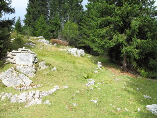 Inizio del sentiero a destra del monumento