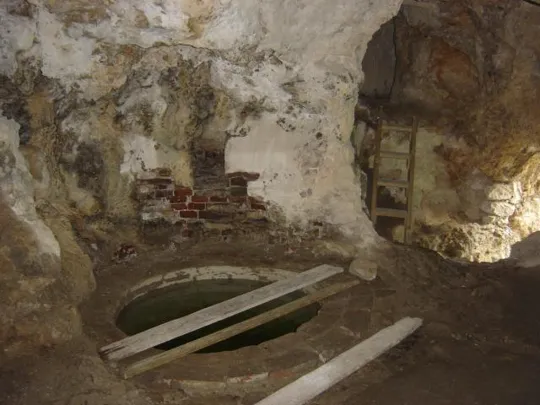 Covolo di Butistone - Il pozzo con acqua sorgiva