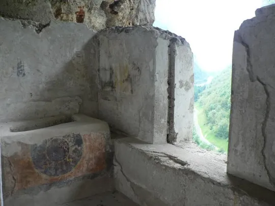 Covolo di Butistone - L'altare della chiesetta