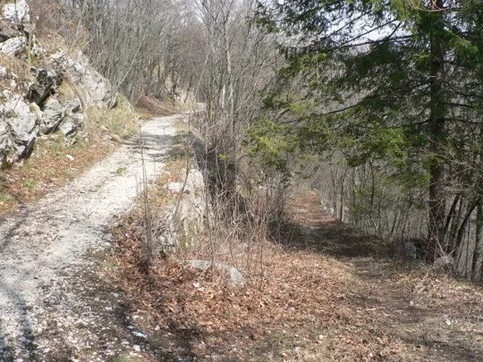 Inizio della strada che porta alla caserma