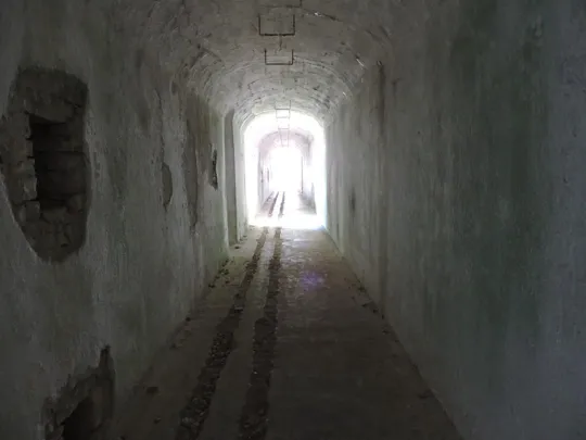 Forte Leone - Corridio con rotaie