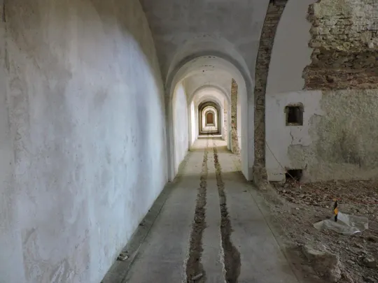 Forte Leone - Tracce delle rotaie per il trasporto delle bombe