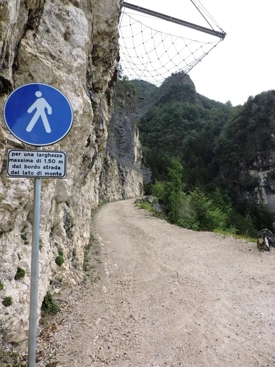 Forte Pozzacchio - dettaglio della copertura di protezione alla strada