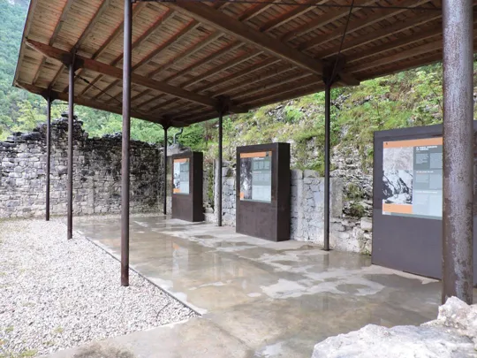 Forte Pozzacchio - tettoia informativa