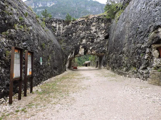 Forte Pozzacchio - fossato di gola