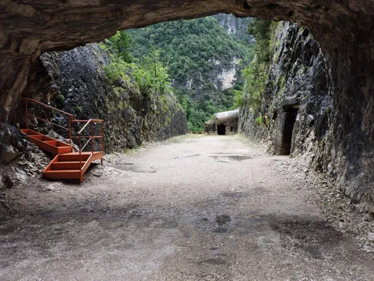 Forte Pozzacchio - fossato di gola, sotto il ponte
