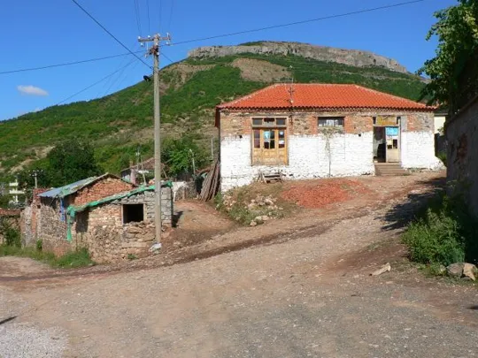 Kuç i zi - Uno dei due negozi nel 2006