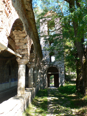 Voskopoja - Porticato della chiesa con campanile