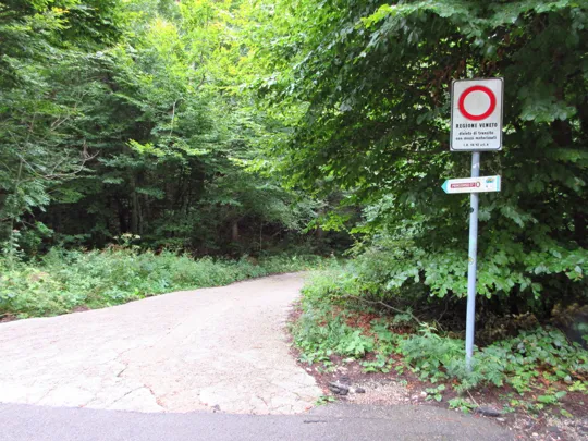 Inizio della strada dopo l'incrocio