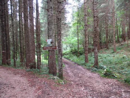 Incrocio con le indicazioni per la tomba