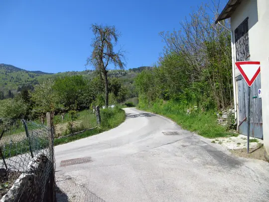 Incrocio dopo la contrada, proseguire dritto