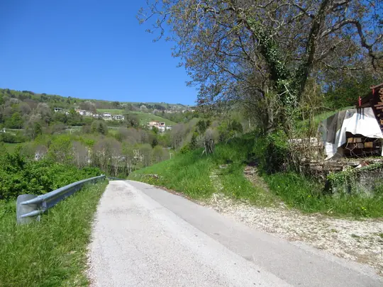 Prendere il sentiero che sale a destra