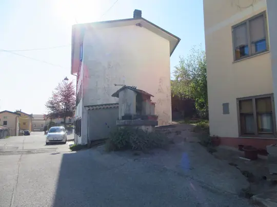 Svoltare a destra prima del pozzo