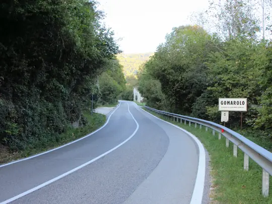 Strada e cartello di Gomarolo