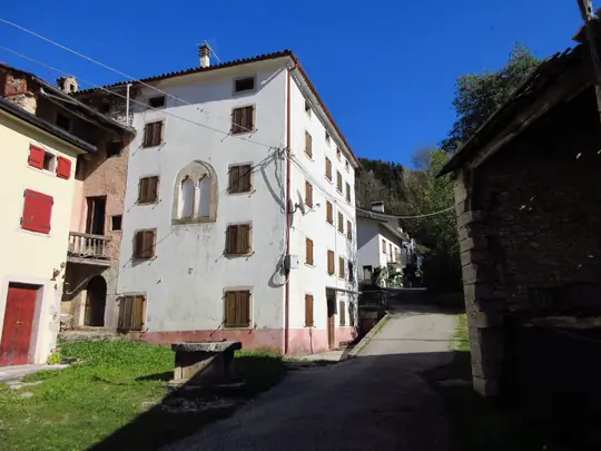 Casa Poli con bifora e pozzo in pietra