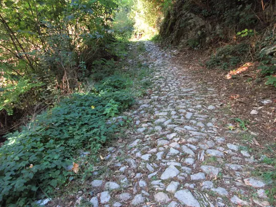Mulattiera con selciato in pietra