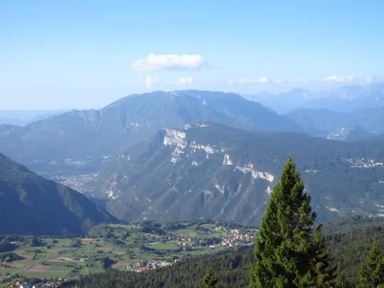 Panorama verso la piana di Rotzo durante la salita a Forte Campolongo