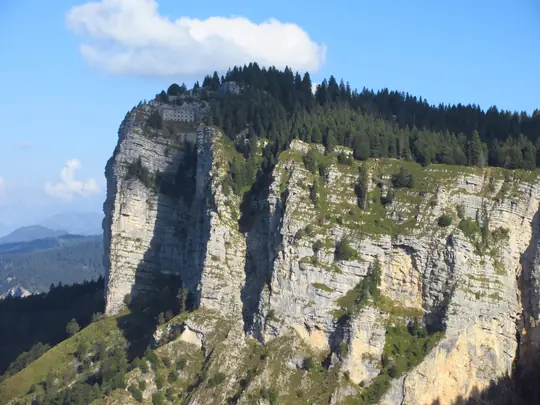 Vista dello sperone roccioso di Forte Campolongo e della caserma sottostante