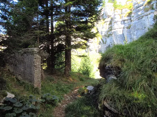 Muretto all’inizio del passaggio verso la caserma di Forte Campolongo