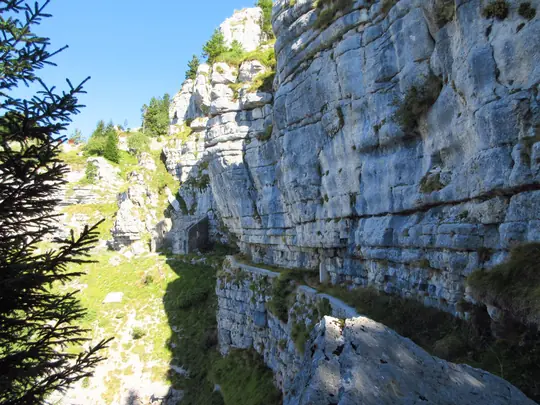 Lo stretto passaggio ricavato nella parete rocciosa