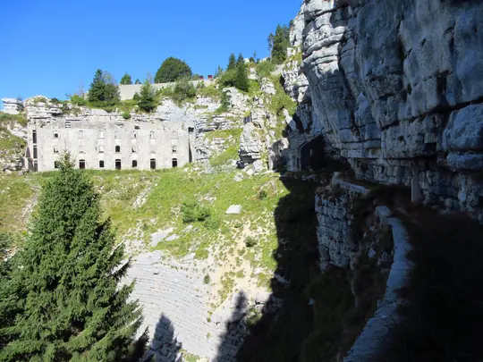 Caserma sottostante Forte Campolongo vista dal sentiero