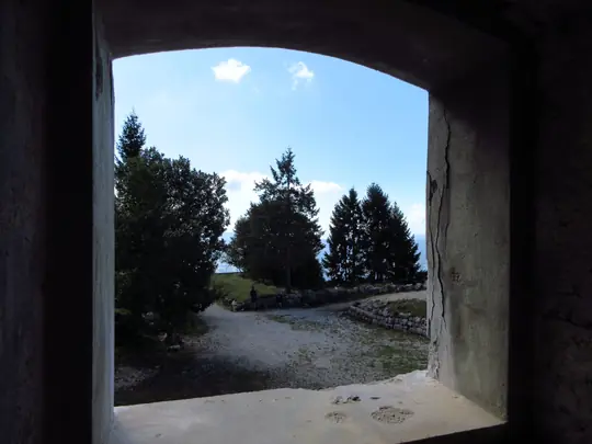 Vista da una finestra del piano batterie di Forte Campolongo