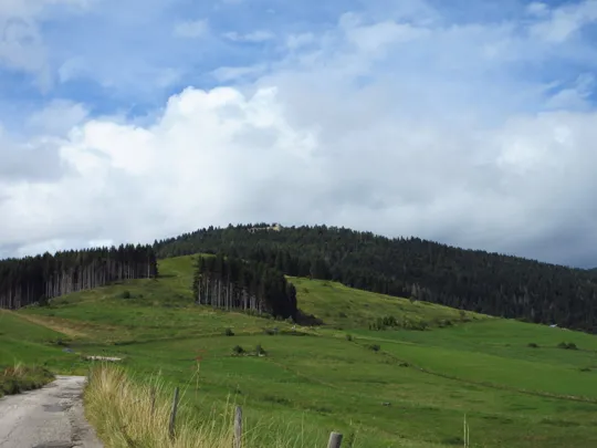 Dettaglio della strada con vista del forte