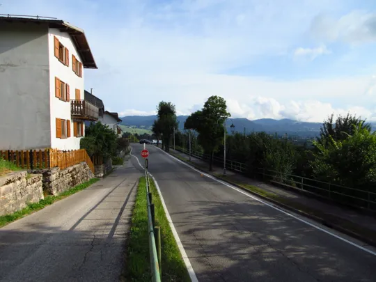 Incrocio con la SP349, proseguire dritto