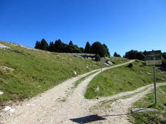 Proseguire sulla strada a sinistra
