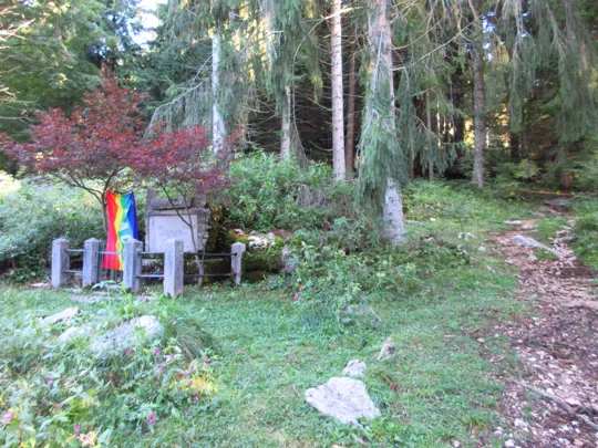 Lapide lungo il sentiero