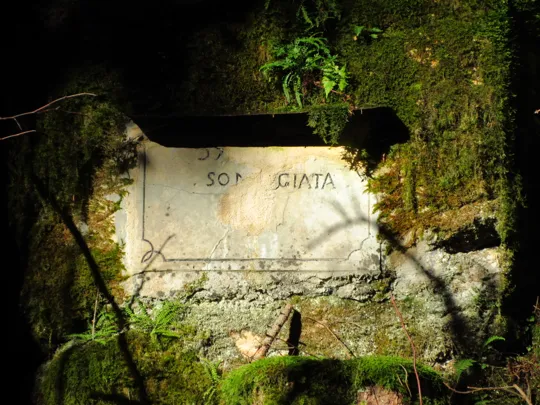 Iscrizione sopra la grotta