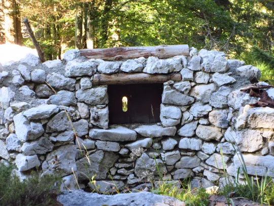 Feritoia in trincea (fotografata con lo zoom senza oltrepassare la recinzione)