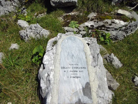 Lapide dedicata al tenente Colaci Corradino