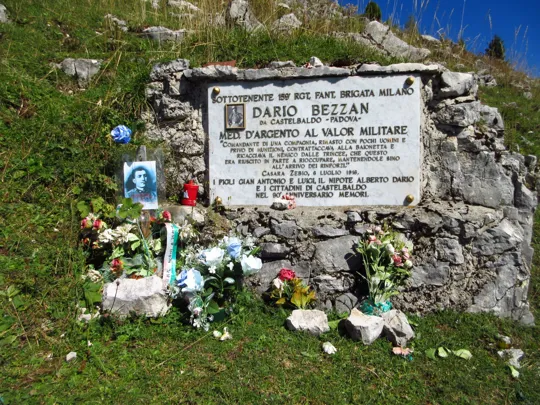 lapide dedicata al sottotenente Dario Bezzan