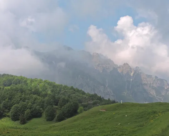 Anello Pian delle Fugazze - Campogrosso - Panorama verso il gruppo del Carega