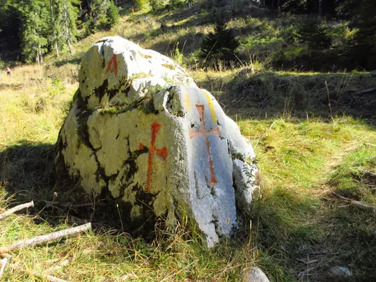 Masso con due croci incise lungo la Val di Nos