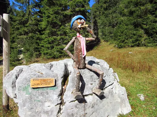 Scultura lignea nei pressi dell'incrocio