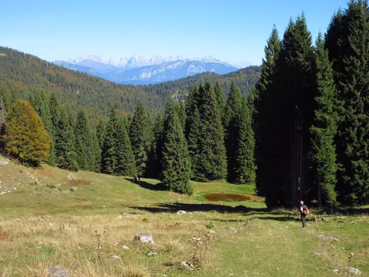 Panorama dai pascoli nella parte alta dell'itinerario