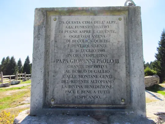 Targa del monumento dedicato a Papa Giovanni Paolo II