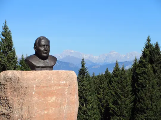 Monumento a Papa Giovanni Paolo II con panorama sull'Altopiano