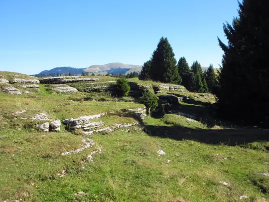 Affioramenti di roccia stratificata nei pascoli presso il monumento
