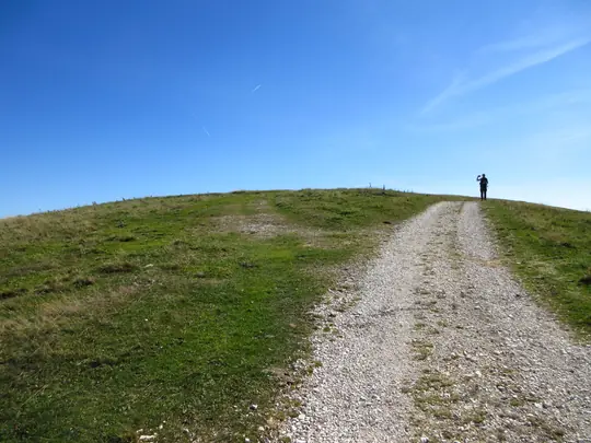 Deviazione dalla strada verso la dorsale erbosa