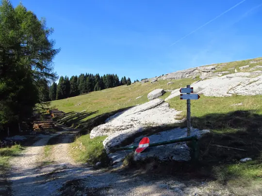 Segnaletica del sentiero CAI 850B verso Gallio