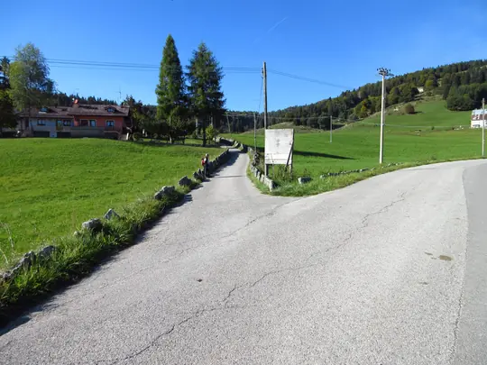 Strada con gli stoan platten nei pressi di Xebbo