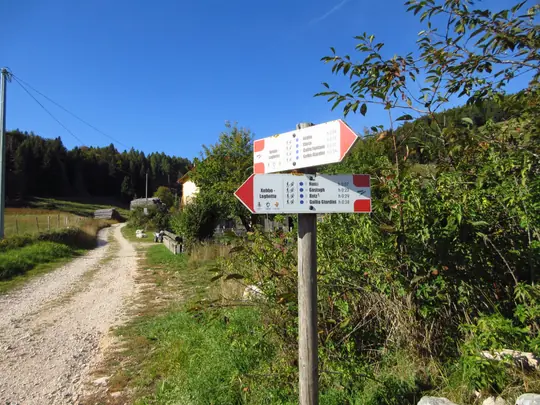 Segnaletica sopra Xebbo per il rientro verso la Val di Nos