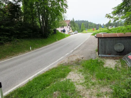Termine de sentiero e strada per Luserna