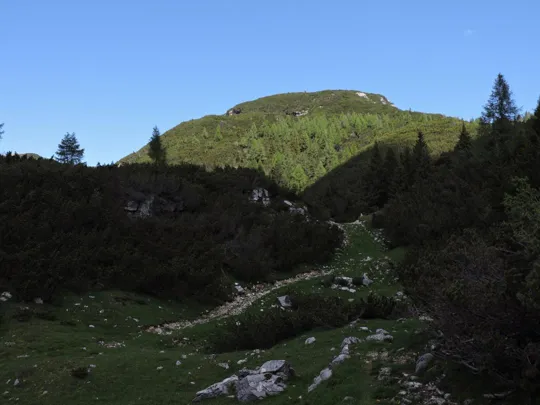 Ricongiungimento al sentiero 839, sullo sfondo il monte Chiesa
